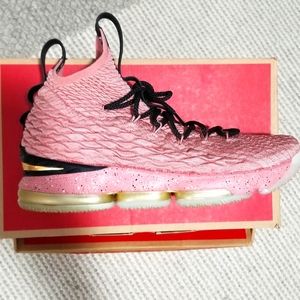 Lebron 15 Rust Pink "Hollywood"